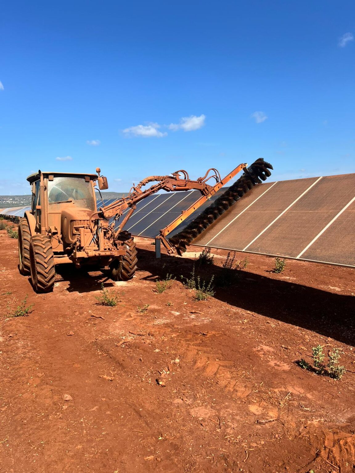 Limpeza Paineis Solares Algarve Escova Trator